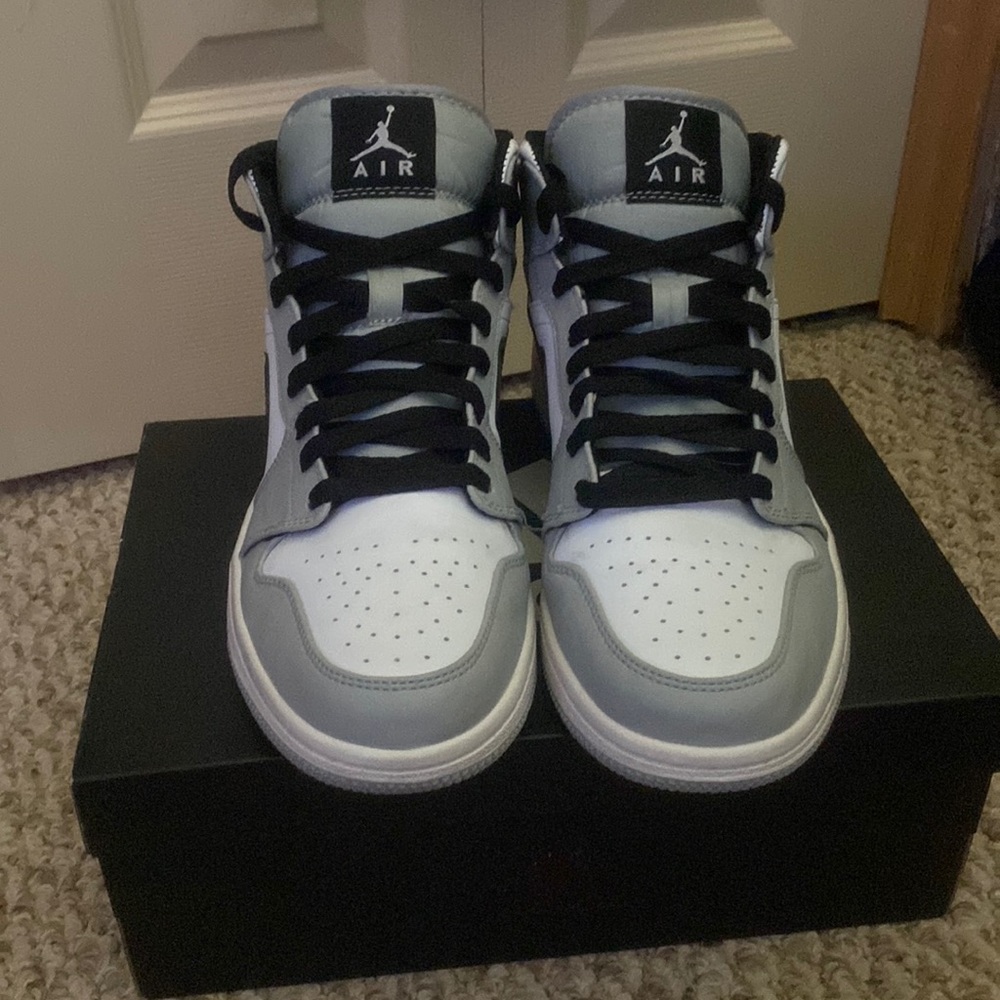 Jordan 1 mid smoke grey